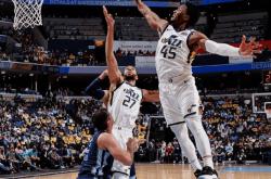 开云sport-爵士鏖战凯尔特人，萨姆·米切尔爆发神勇