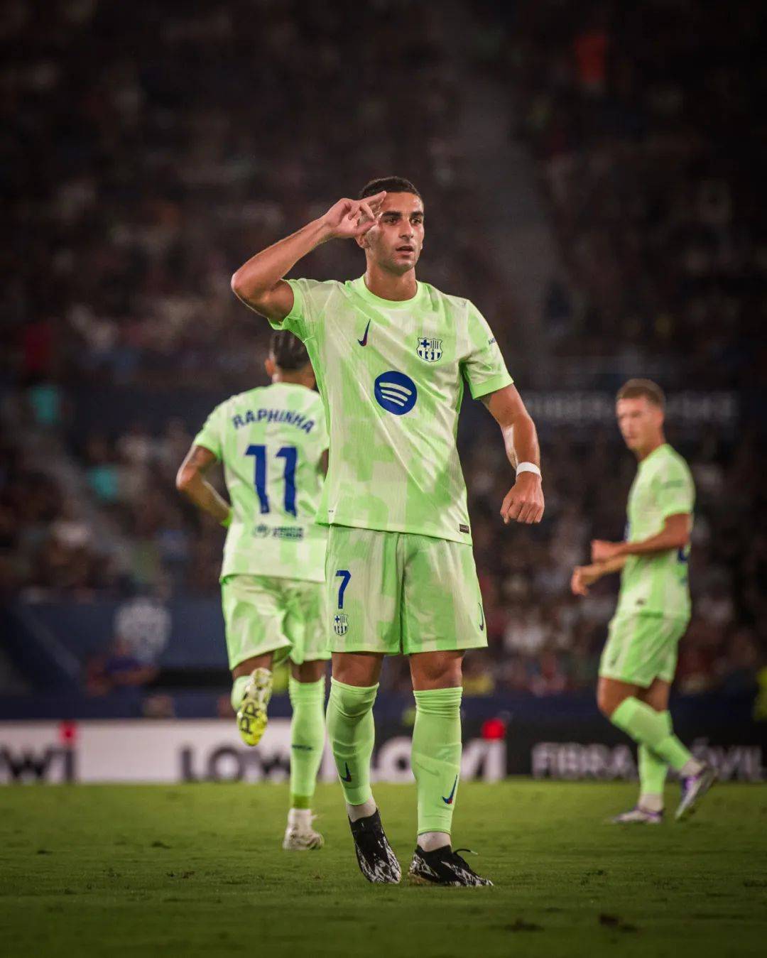 中国险胜瓦伦西亚，费兰·托雷斯三分雨点燃全场