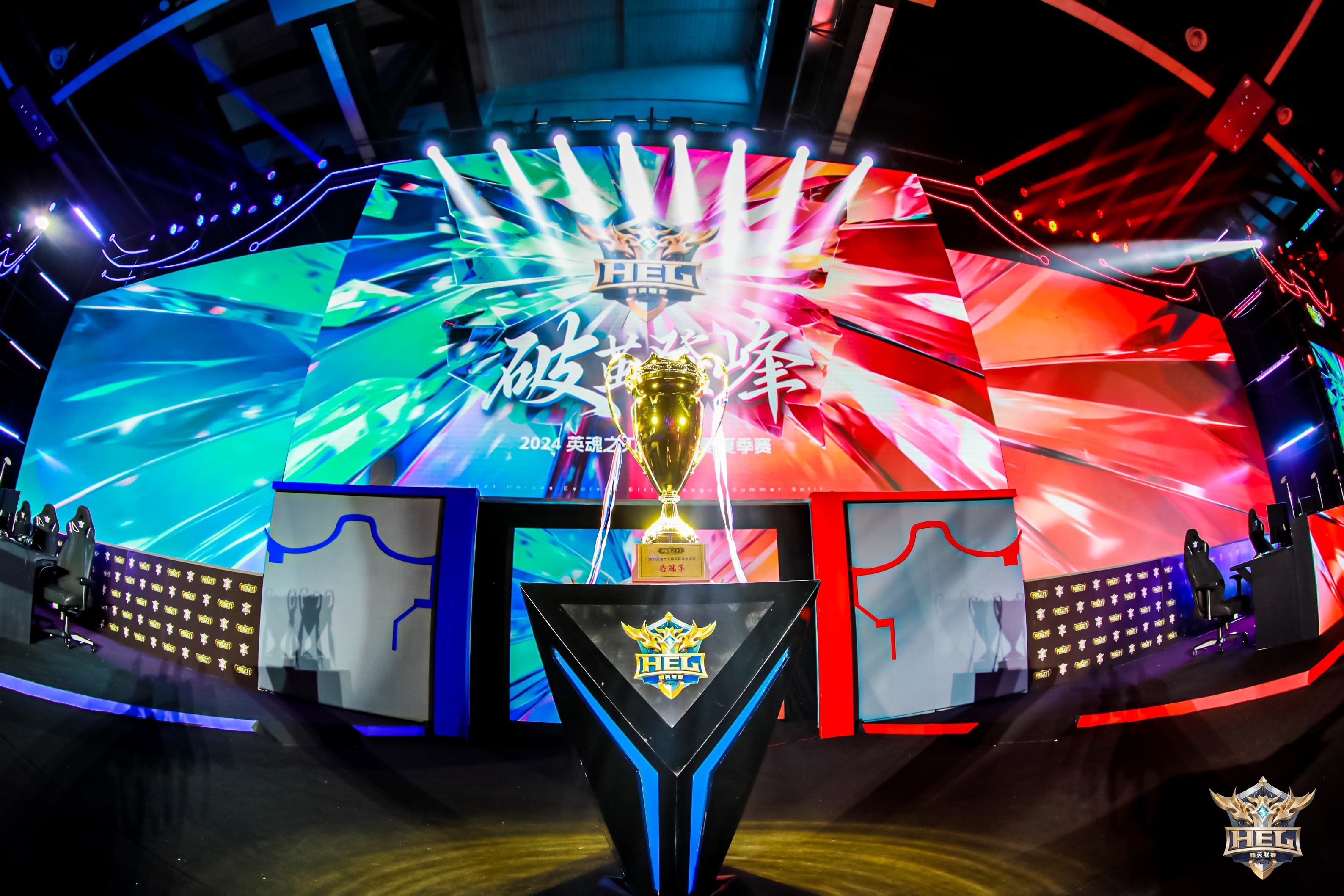 赛车决赛震撼开打，巅峰对决引爆全场