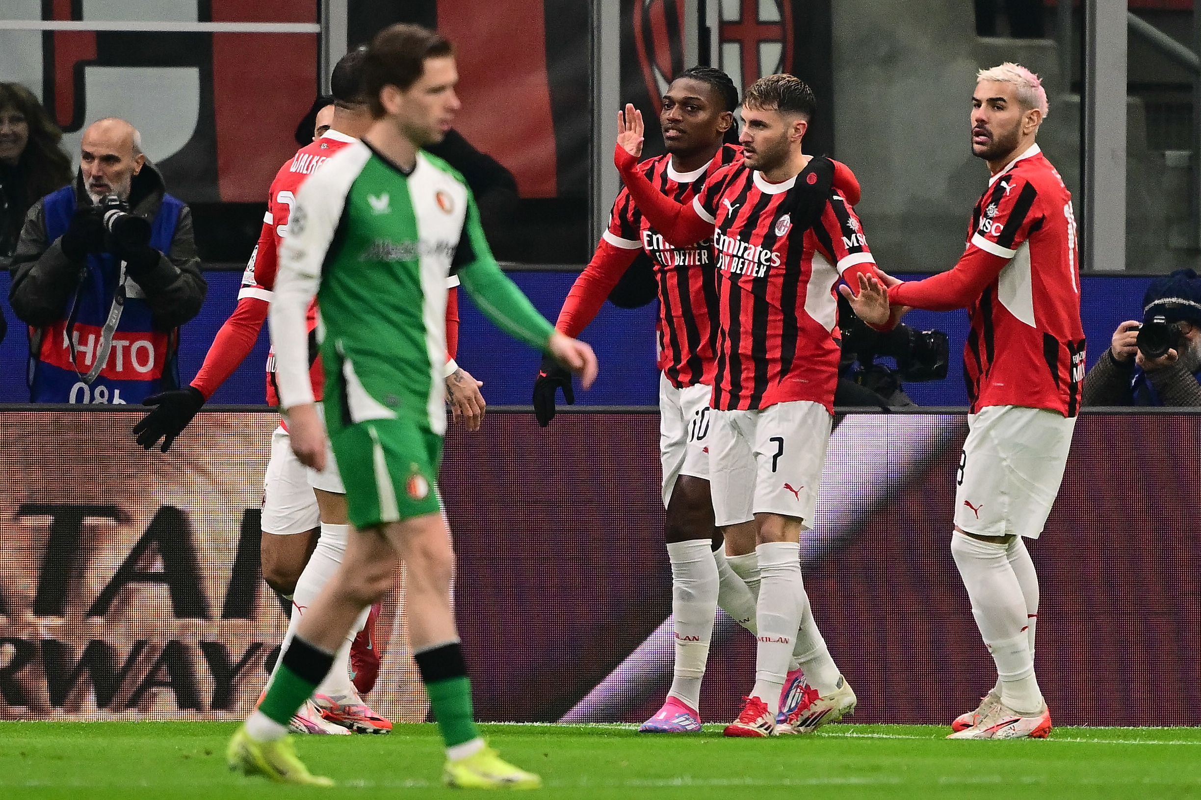 荷兰队惨遭逆转，小组榜首失守