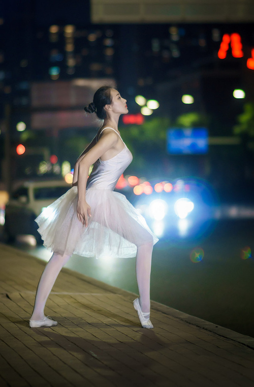 绿茵场的双面英雄，赖斯爆发的个人史诗与卡塔尔的团队涅槃